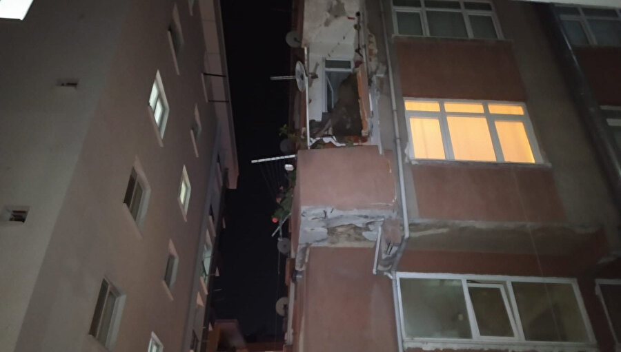 Balkonu çöken bina