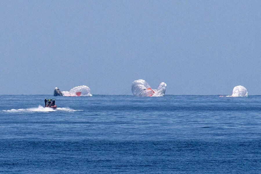 Uzaya giden NASA astronotları SpaceX kapsülü ile Dünya'ya geri döndü