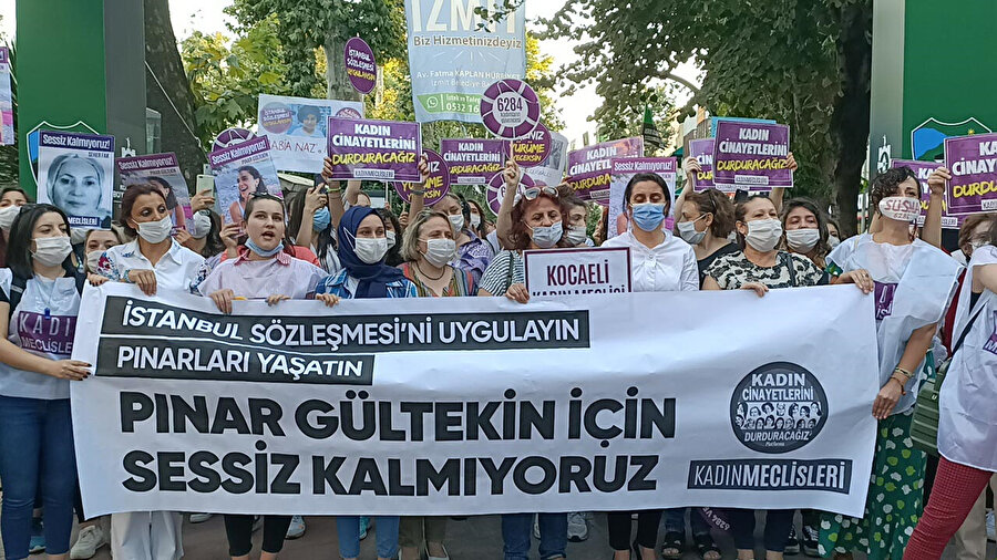  İzmit'te, Muğla'da öldürülen üniversite öğrencisi Pınar Gültekin için toplanan kadınlar yaptıkları konuşmada İstanbul Sözleşmesi'ne vurgu yapmıştı.