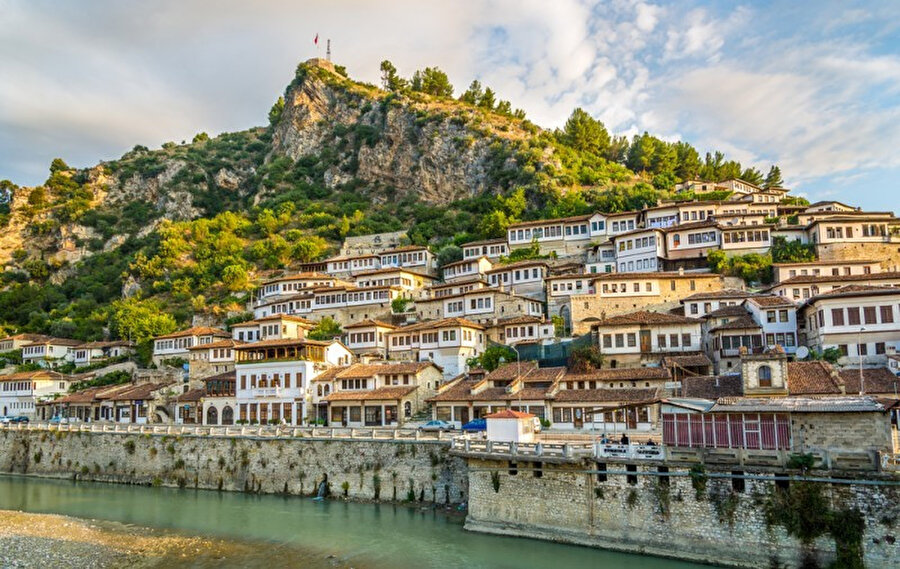 Şehrin adı eski Yunanca'da mutlak güç sahibi yönetici anlamına gelir. 