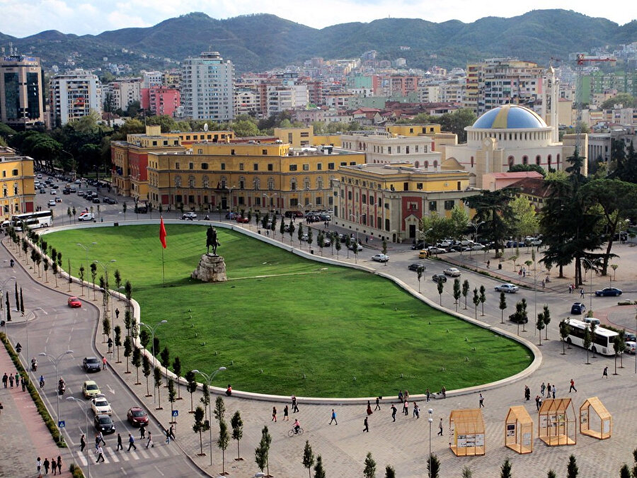 Şehir kamu kurumları ve özel üniversitelere ev sahipliği yapmakta ve ülkenin siyasi, ekonomik ve kültürel yaşam merkezidir.