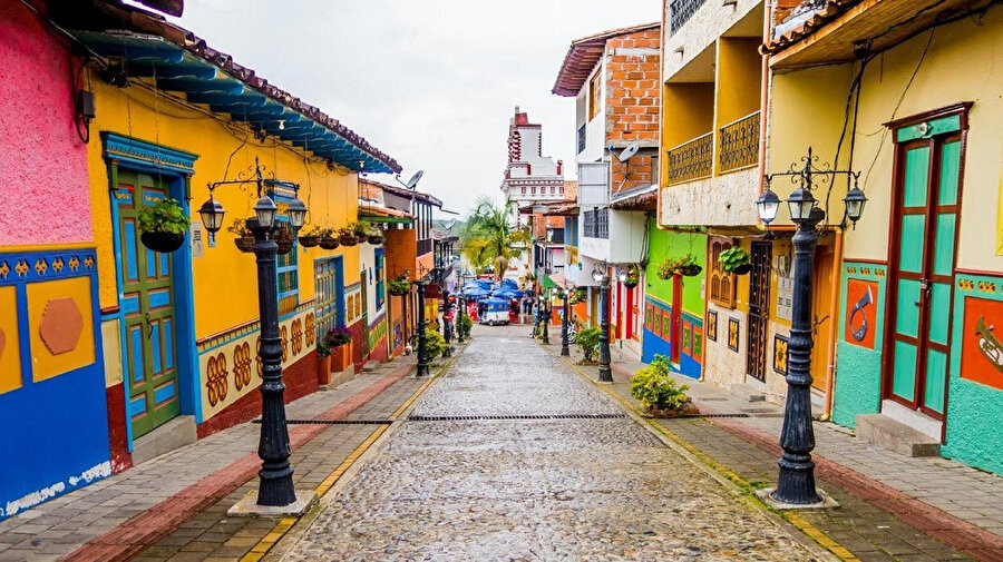 Doğu Antioquia alt bölgesinin bir parçasıdır ve Medellín'e 79 kilometre uzaklıktadır. 