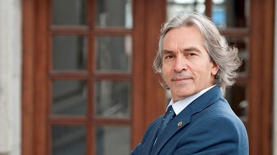 İskender Pala, Türk profesör, yazar ve divan edebiyatı araştırmacısı, T.C. Cumhurbaşkanlığı Kültür ve Sanat Politikaları Kurulu Başkanı.