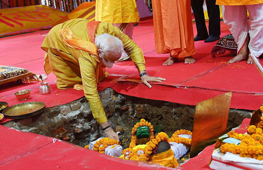 Modi temele 40 kilogram ağırlığında sembolik gümüş bir tuğla koydu.
