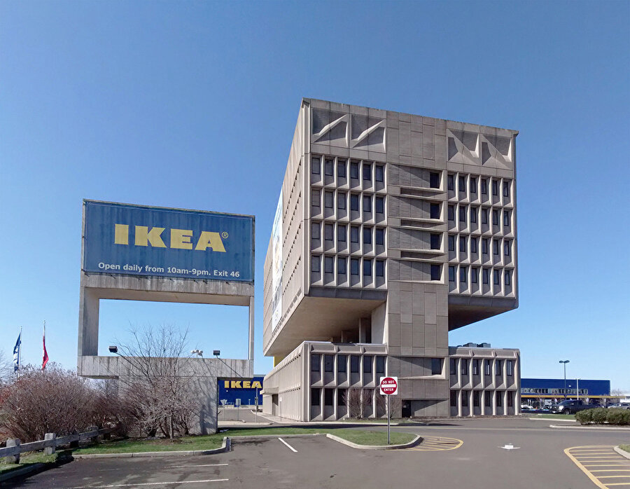 IKEA değişimleri sonrasında; arazinin bitişiğindeki IKEA mağazasının, Ar-ge/depo bölümünü oluşturan kanat yıkılarak otopark olarak kullanılıyor. Yapının ön cephesindeki IKEA reklamı ise varlığını koruyor. 