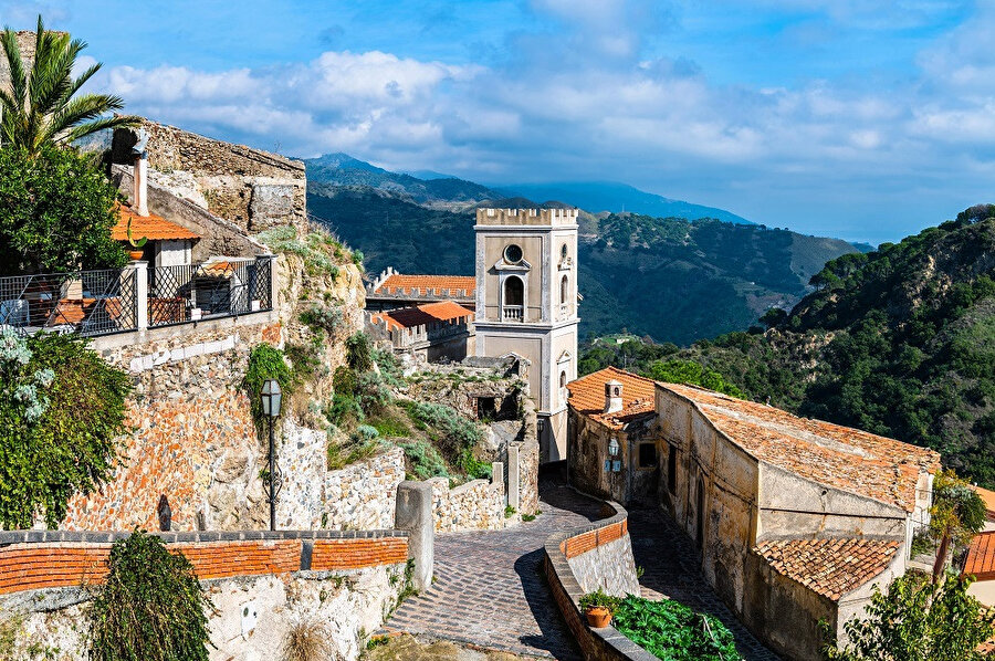 Messina ili İtalya'da Sicilya Özerk Bölgesinde yer alan bir ildir.