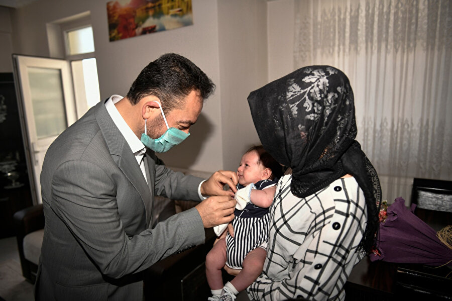 Altın fiyatlarının artması belediye başkanını durdurmadı: Her bebeğe altın takıyor