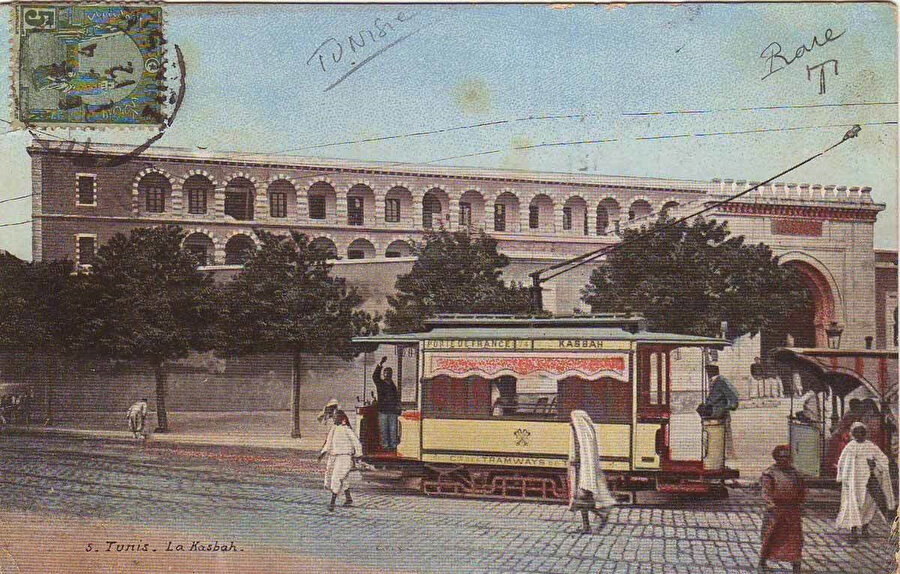 Tunus’un Kasbah Meydanı’nda çalışan tramvayı tasvir eden bir kartpostal.