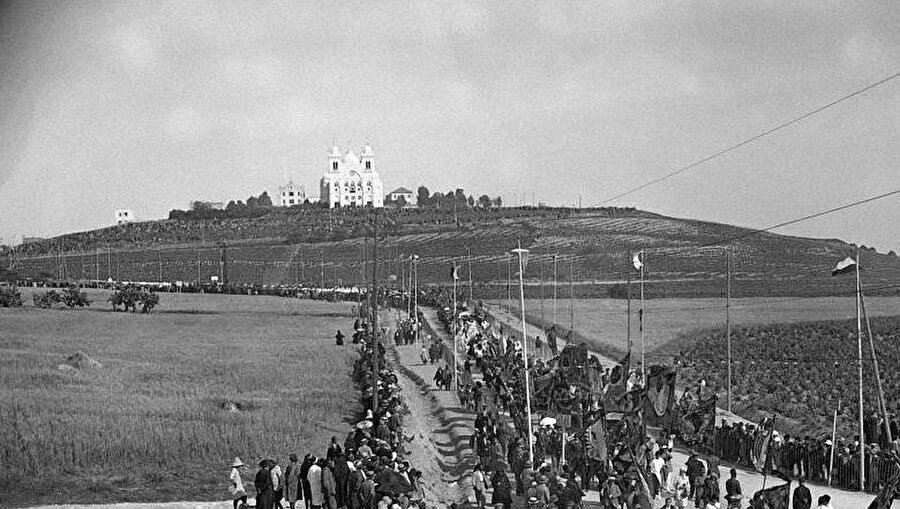 “Eucharistic” Kongre için Kartaca Katedrali’ne yürüyen kalabalık.