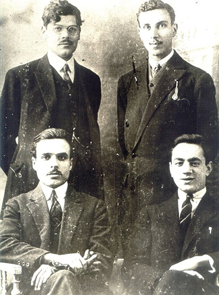 Habib Burgiba (Solda, altta), Tahir Sifr (Solda, ayakta) ve Bahri Guiga (Sağda, ayakta) bir arada.