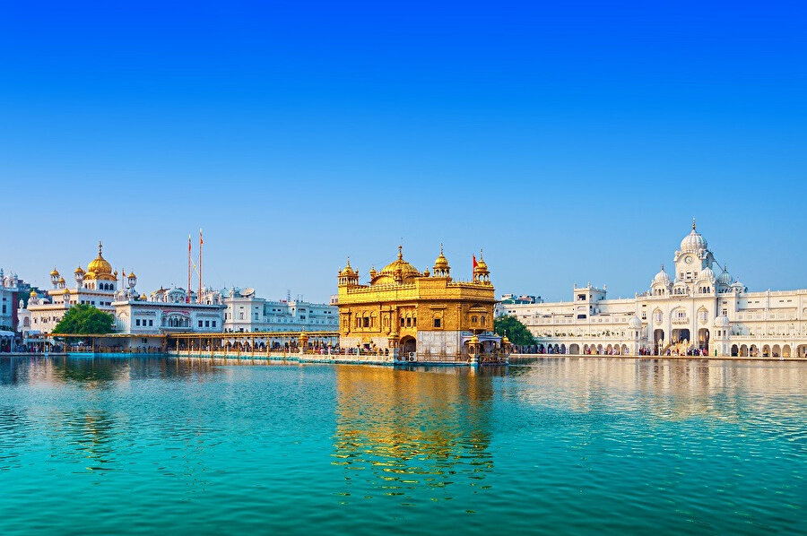 Amritsar, Hindistan'ın Pencap eyaletinin en büyük şehri ve Sihlerin dini merkezidir