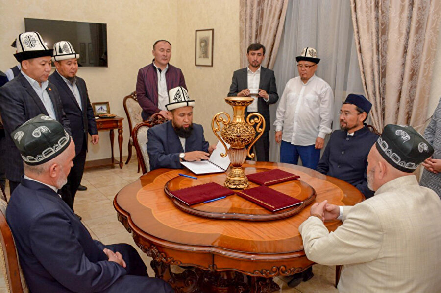 Soldan sağa: Tacikistan Ulema Konseyi başkanı Saidmukkaram Abdulkodirzoda, Kırgızistan Müslümanları Dini İdaresi Başkanı Maksatbek Toktomuşov, Kazakistan Müslümanları Dini İdaresi Başkanı Serikbey Hacı Oraz, Özbekistan Dinî İdaresi Başkanı Osmanhan Alimov.