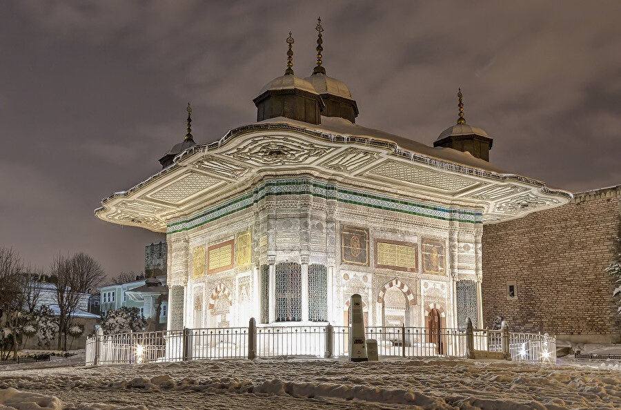 III. Ahmet Çeşmesi, İstanbul'da Topkapı Sarayı'nın giriş kapısı ile Ayasofya arasında Nevşehirli Damat İbrahim Paşa'nın önerisiyle III. Ahmed tarafından Perayton isimli bir Bizans çeşmesinin yerine inşa ettirilen çeşmedir.