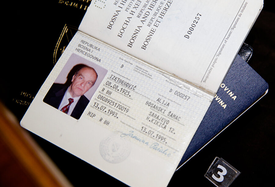 Aliya İzzetbegoviç'in pasaportu.