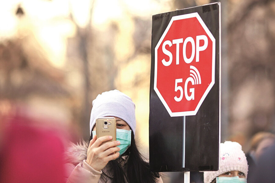 Baz istasyonlarını 5G’ye uyumlu hale getiren iletişim firmaları, 2G ve 3G hizmetlerini önümüzdeki senelerde tamamen kaldıracak. Bu ağların kaldırılmasıyla 4,5G ve 5G hizmetlerinin daha geniş bant aralığında hizmet vermesi sağlanacak. Bu da geçiş işlemleri süresince eski teknolojiden yararımızı minimize ederken, yeni teknolojiye geçişi ise zorunlu kılıyor.