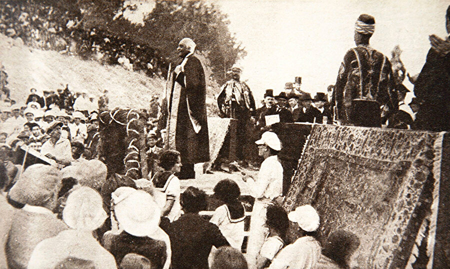 Filistin topraklarında Yahudi yerleşim birimleri kurulmasının önünü açan deklarasyonun fikir babası Arthur James Balfour, Kudüs İbrani Üniversitesi'nde konuşma yapıyor.