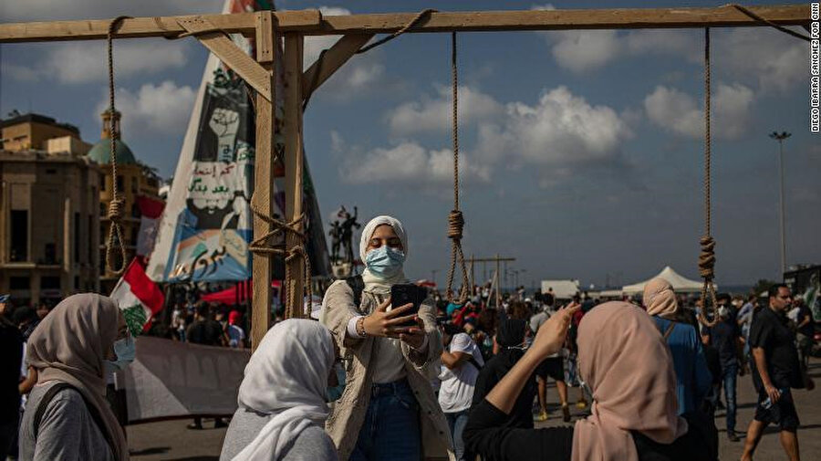 Şehitler Meydanı'nda, patlamadan sorumlu olan yetkililerin asılmasını isteyen göstericiler.