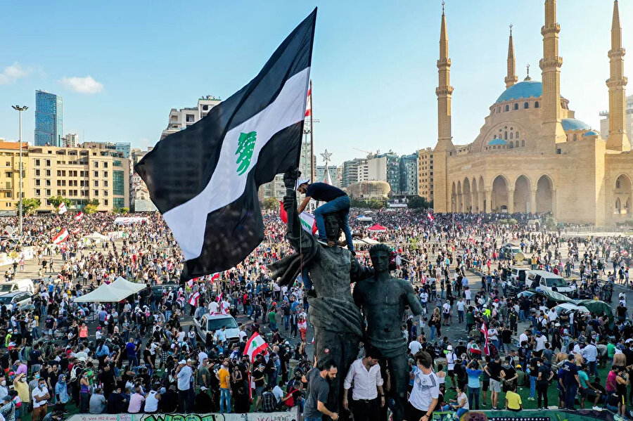 Başkent Beyrut'un göbeğindeki Şehitler Meydanı'nda bir araya gelen binlerce kişi, siyasi reform istedi.