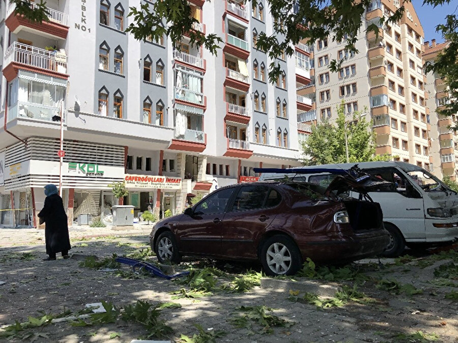 Patlama nedeniyle iş yerlerinde hasar oluştu.