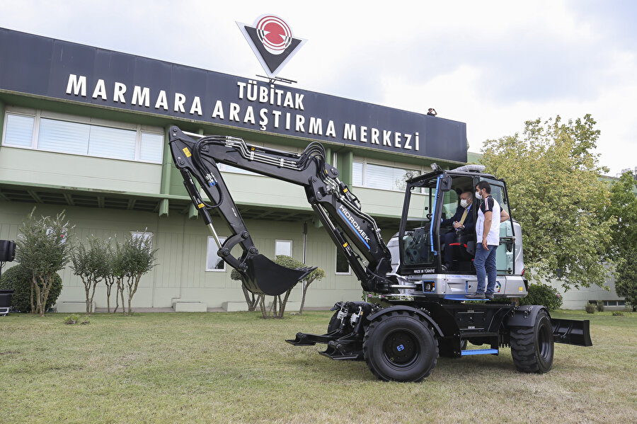 Cumhurbaşkanı Erdoğan, 2016 yılında proje çalışmalarına başlanan yerli üretim elektrikli aracın denemelerini yaptı.