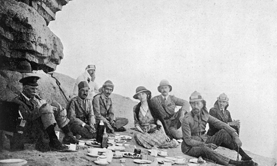 Gertrude Bell (Ortada) ve ileride Irak tahtına oturacak Emir Faysal'ın (Sağdan 2) çöldeki pikniğinden.