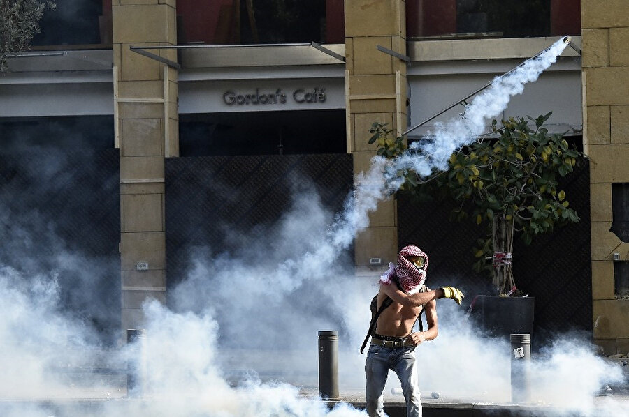 Beyrut’taki protestolar sırasında bir gösterici böyle görüntülendi.