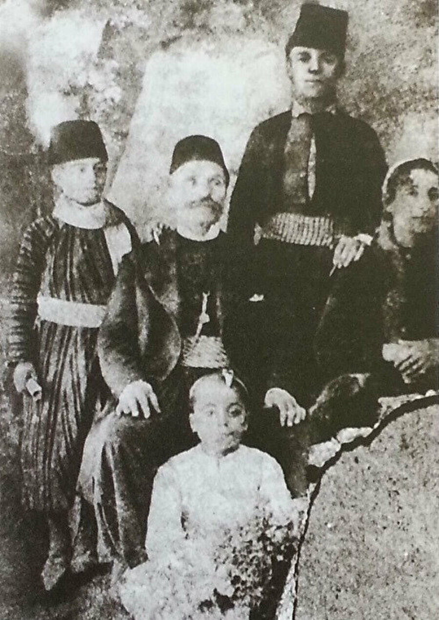 Halil Cibran (en solda), babası Halil Sad Cibran, ağabeyi Butros (arkada, fesli), annesi Kâmile ve kız kardeşi Mariana ile.