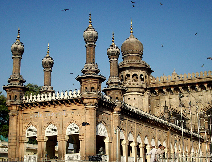 Çarpıcı mimarisi ve ihtişamıyla Hindistan'ın en büyük camileri arasında gösterilen Mekke Mescidi.