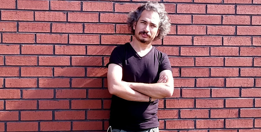 Kurmacayla gerçek arasında sıkışmak modern metinler için epikle zeka arasında tercihte bulunmaya karşılık gelir.