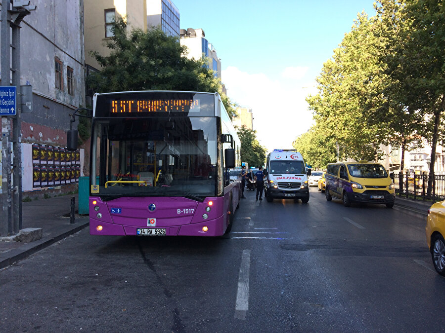İstanbul Beyoğlu'nda karşıdan karşıya geçen yaya, otobüse çarptı