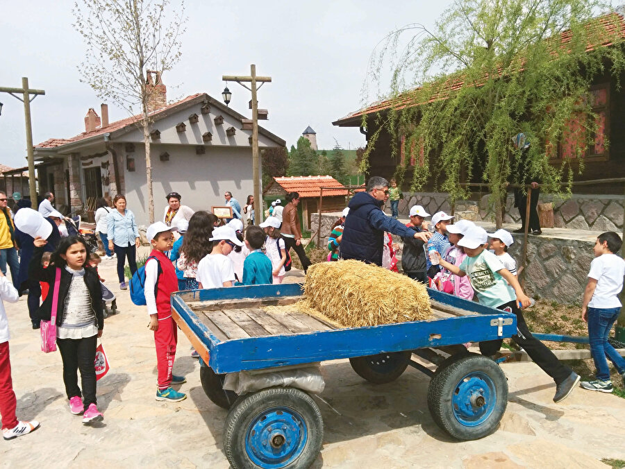 Ankara Altındağ Belediyesi, 100 yıl öncesinin köy hayatını bu köy park projesiyle Ankaralıların ayağına getirmiş. 1930’lardan, 40’lardan, 50’lilerden Anadolu’nun bir köyünde olan ve hatta olmayan ne varsa bu köyde var, diyor belediye.