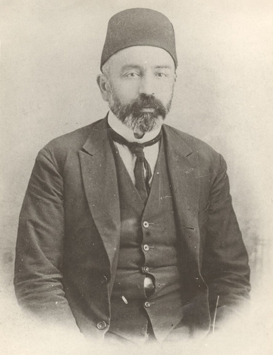 Mehmed Âkif; şiirde geçen yaşlı kadının tavrına ve sözlerine sert fırça darbeleri eklemekte cimri davranmaz.