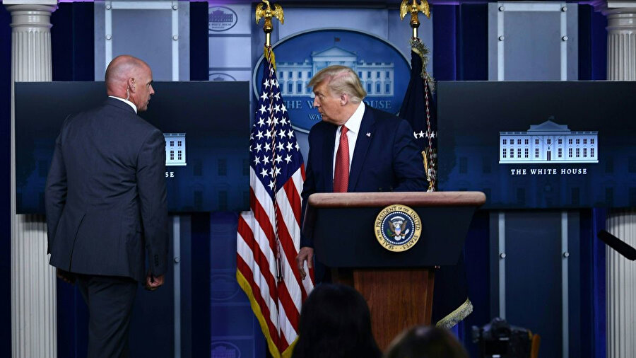 Trump toplantıyı terk etti
