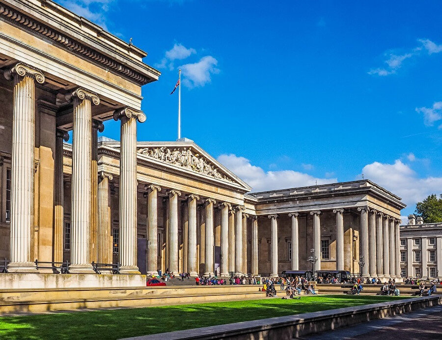 British Museum, İngiltere'nin Londra şehrinde Dünya'nın her yanından getirilen seçkin Antik çağ yapıtları ve etnografya koleksiyonlarını kapsayan müze.