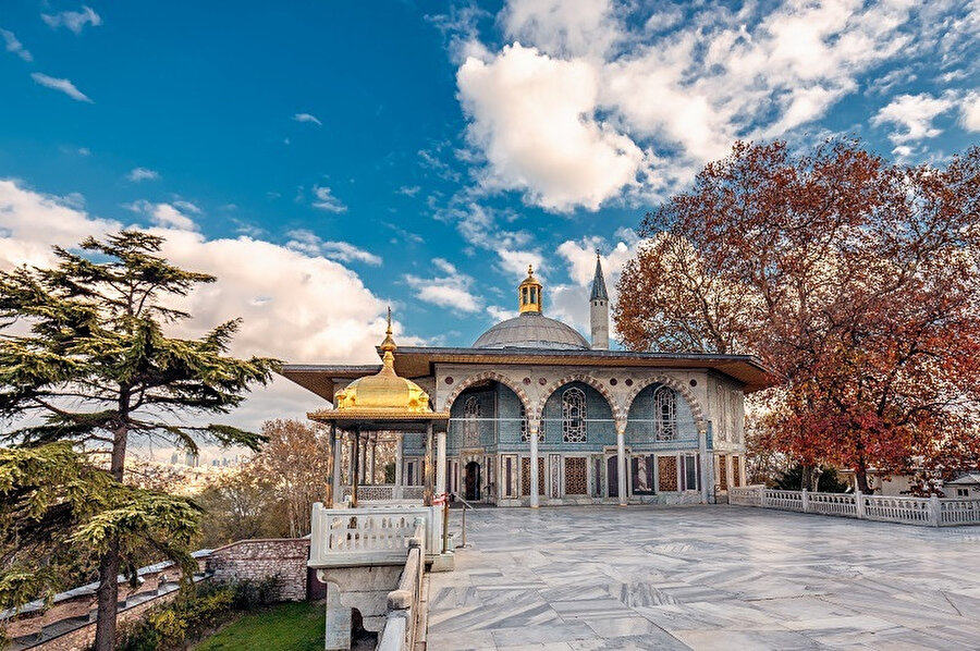 Topkapı Sarayı Fatih Sultan Mehmed tarafından 1478’de yaptırılmış, Abdülmecid’in Dolmabahçe Sarayı’nı yaptırmasına kadar yaklaşık 380 sene boyunca devletin idare merkezi ve Osmanlı padişahlarının resmi ikâmetgâhı olmuştur. 