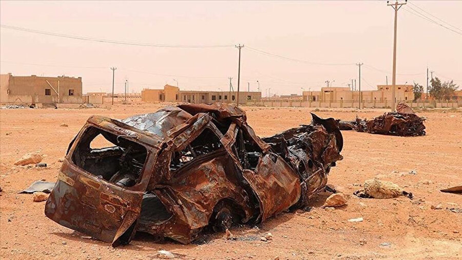 Libya'nın Sirte kentinde tahkimatlarını sürdüren Halife Hafter güçlerine Rusya'nın "hava köprüsü" kurarak sağladığı destek, askeri seçenek ihtimalini hâlâ canlı tutuyor.