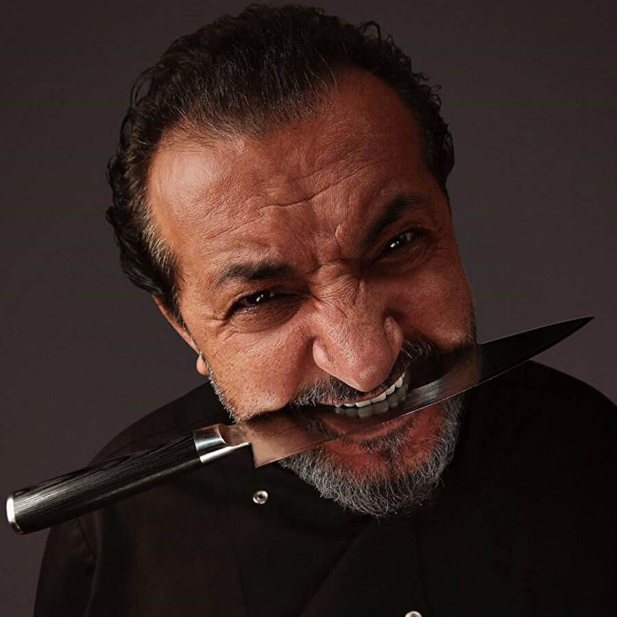 ​Yemek yerken biri çatalı tabağa sürmüştür