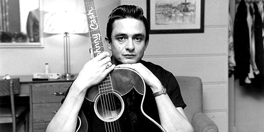 Johnny Cash Amerikalı rock ve country müziğini önemli ölçüde etkilemiş bir gitarist, söz ve müzik yazarı ve June Carter Cash'in eşiydi.