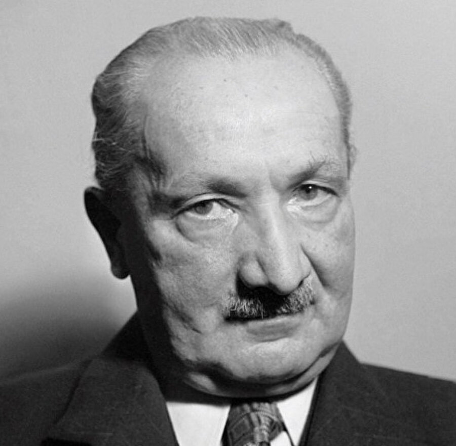 Heidegger’e göre Yunan fikir/inanç dünyası ve topyekûn Batı uygarlığı Varlık’ın ifşasıyla (vahy?), unutmama (zikr?) ile başladı.