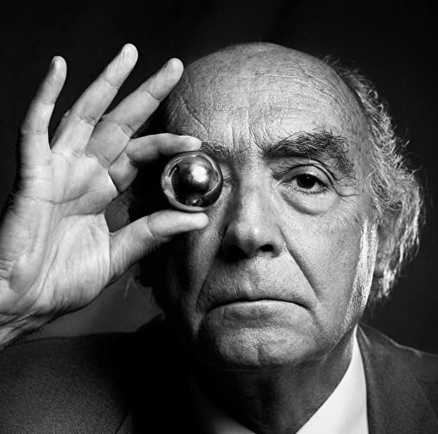 Jose Saramago’nun Mağara romanında kurduğu alışveriş ve yaşam merkezleriyle geleneksel mahallelerin mücadelesini anlatan distopyanın artık sadece distopya olarak görülemeyeceğinin binlerce örneğinden yalnızca bir tanesi. 