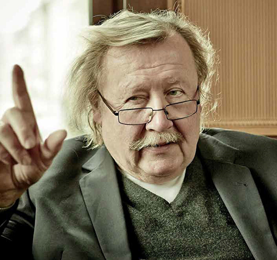 Peter Sloterdijk Tu Dois Changer Ta Vie Peter Sloterdijk: İnsan ve makine, bir gün tek vücutta birleşecek