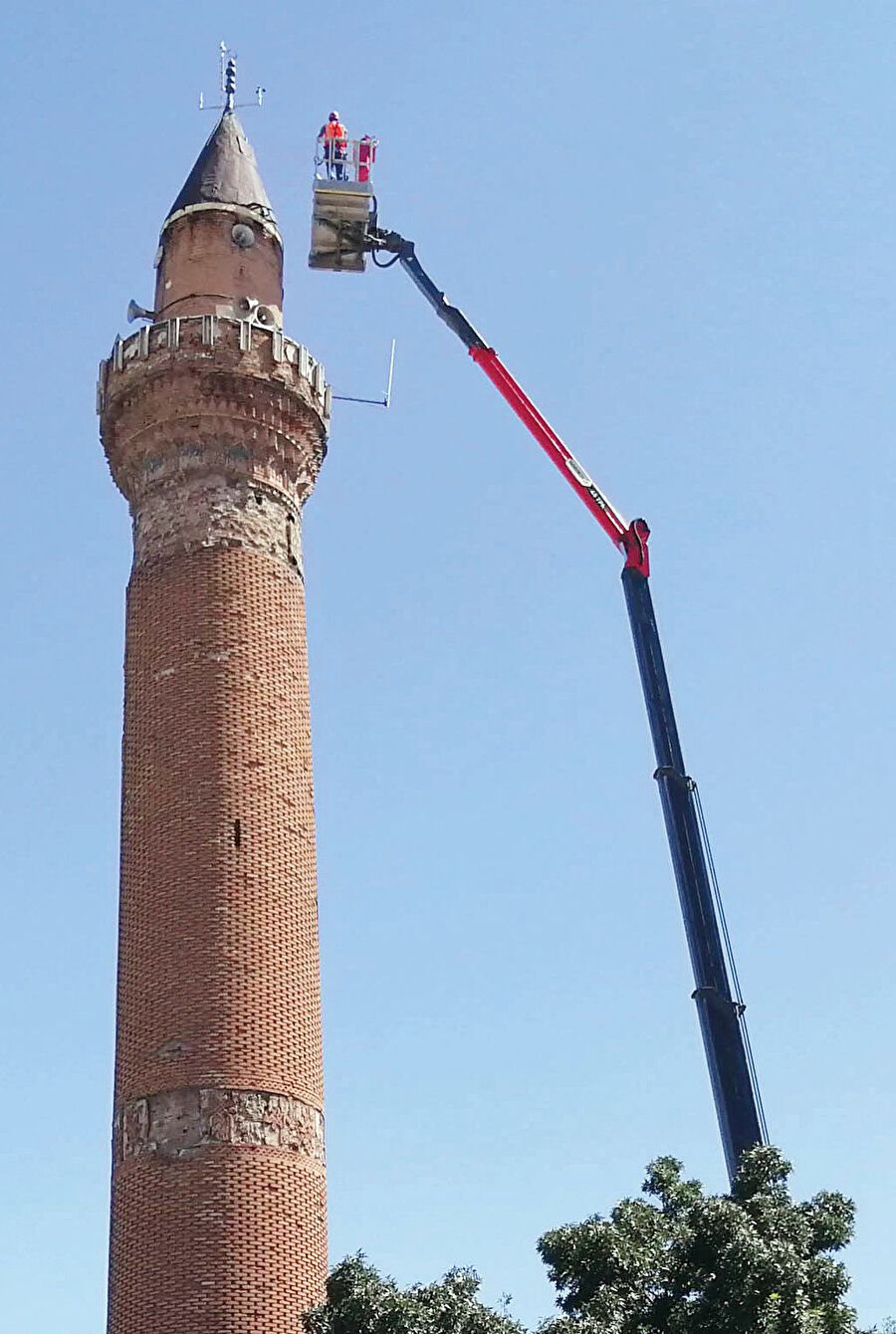 Selçuklular döneminde yaptırılan en eski camilerinden olan tarih Ulu Cami’in minaresi, gün geçtikçe eğilmeye devam ediyor. 