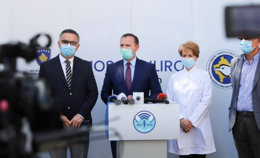 Kosova'lılar koronavirüsten ötürü yapılan önlemlerin gevşetilmesini talep ediyor.