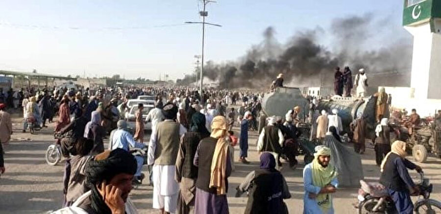 Pakistan'ın Çaman bölgesinde vatandaşlar salgın nedeniyle geçişlere kapalı olan Afganistan sınırının yeniden açılması için protesto düzenledi.