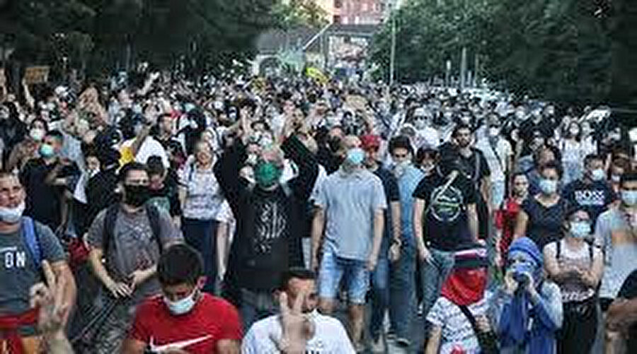 Sırbistan'da salgın engellere karşı protestolar sürüyor.