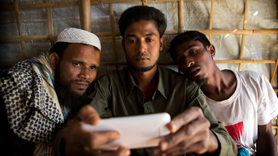 Bangladeş'e sığınanların sayısı 900 bine ulaştı.nn