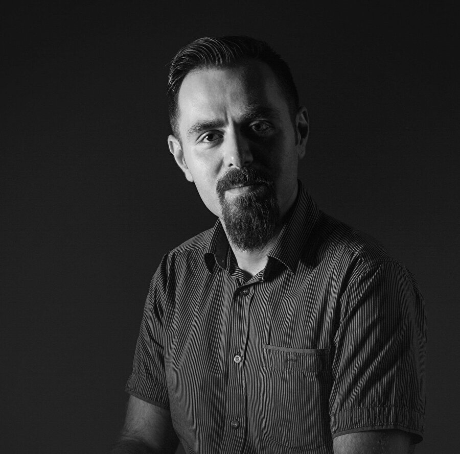 ​Orçun Ünal: Öykülerimdeki en teknolojik nesne, asit yağmurundan koruyan kırmızı bir şemsiye.