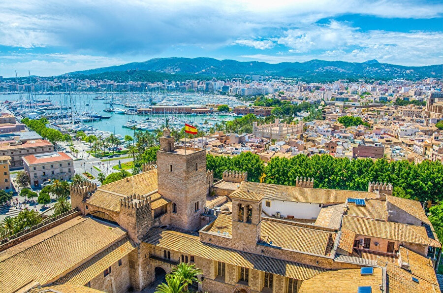Palma de Mallorca, Batı Akdeniz'de, İspanya'nın doğu sahiline yakın, İspanya'nın özerk bölgesi olan Balear Takımadaları'na ait Mayorka adasında bulunan bir belediyedir.
