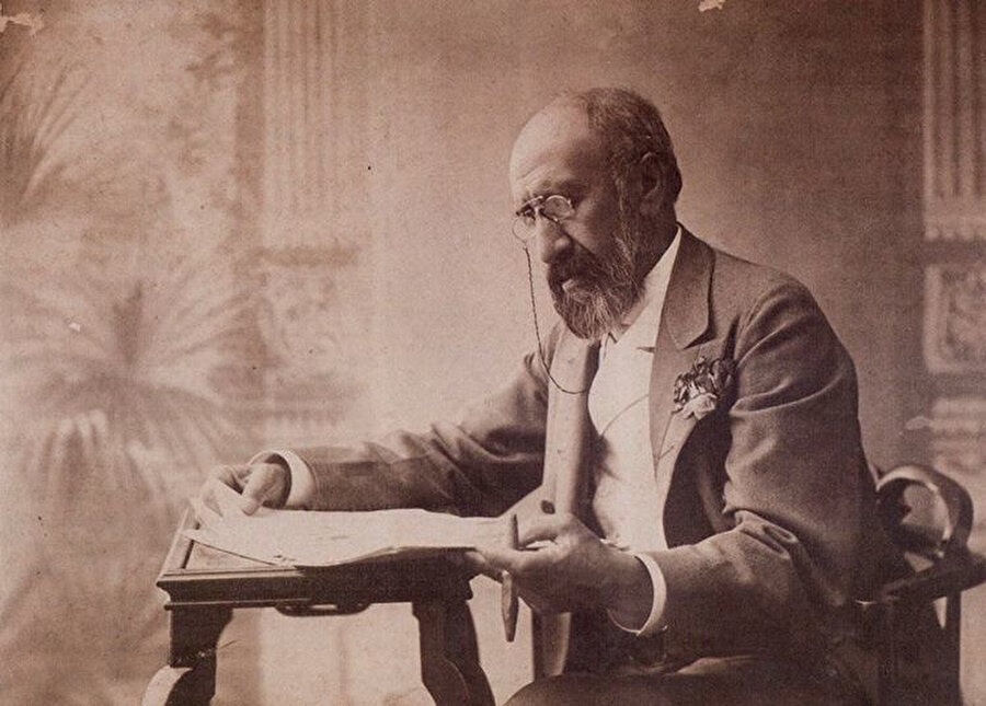 Osman Hamdi Bey Osmanlı arkeolog, müzeci, ressam ve Kadıköy'ün ilk belediye başkanıdır.