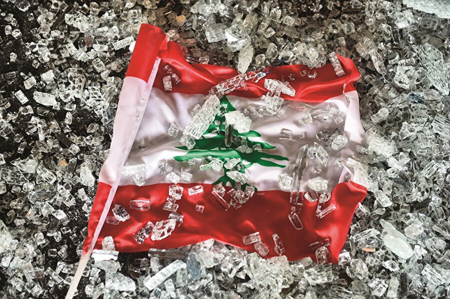 Patlamayla birlikte ülkenin dış dünya ile en önemli irtibat noktası Beyrut limanı neredeyse yok oldu.